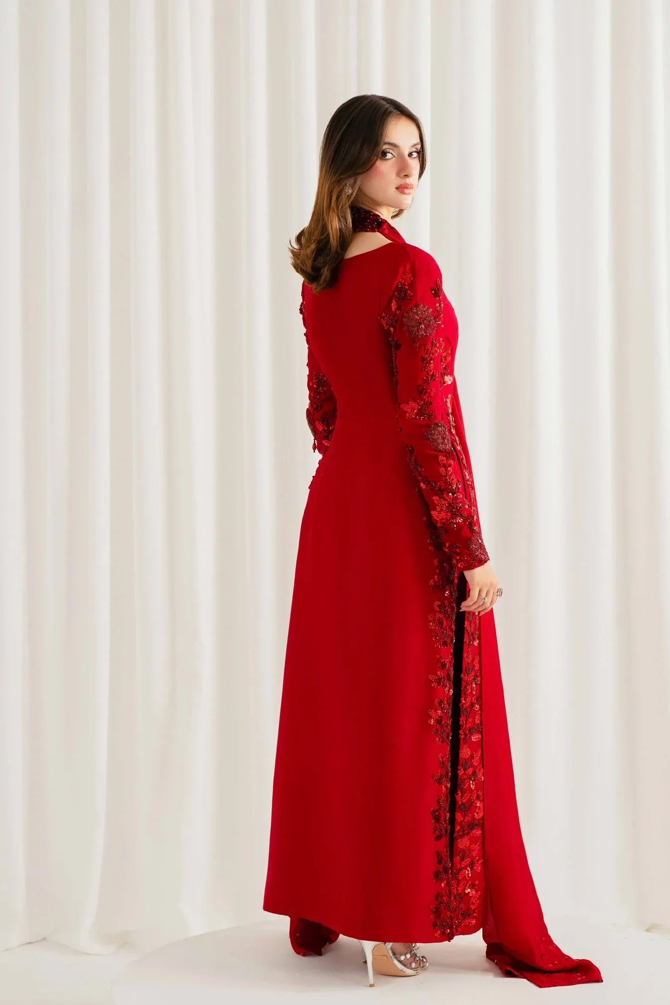 Rungish red embroidered kurta with chiffon dupatta – back view